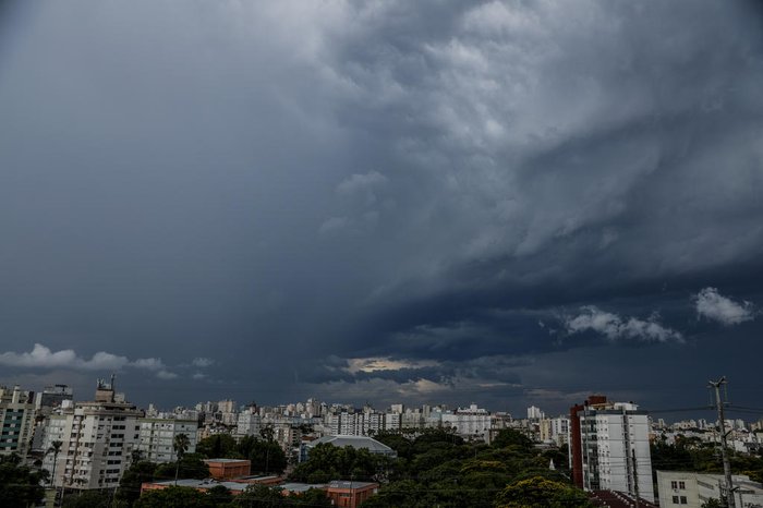 Por volta das 18h, céu ficou escuro em Porto Alegre por conta da virada no tempo