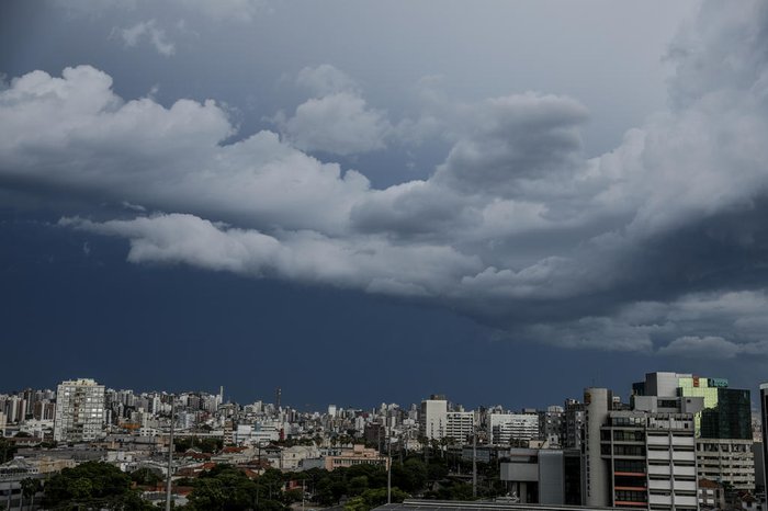 Embora o cenário pareça de temporal, chuva leve foi registrada na Capital