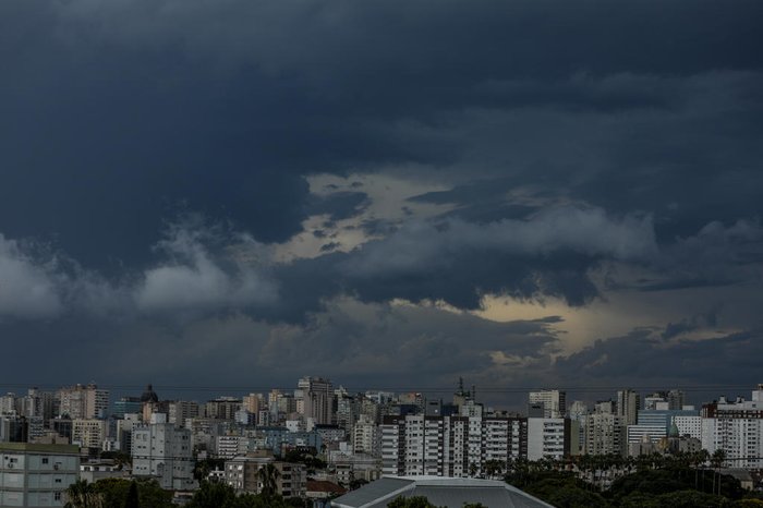 Depois de dias muitos quentes, nuvens tomaram conta do céu em Porto Alegre