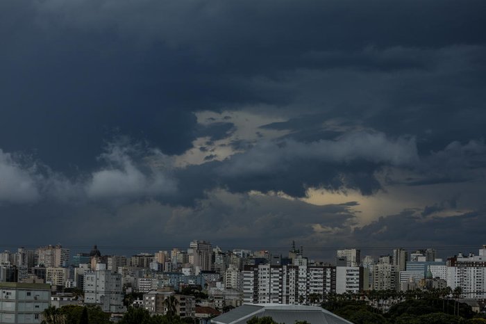 Depois de dias muitos quentes, nuvens tomaram conta do céu em Porto Alegre