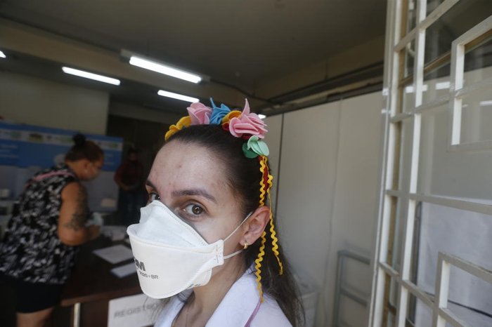 Quem trabalha na vacinação também entrou no clima: chapéus, tiaras e fantasias foram utilizados