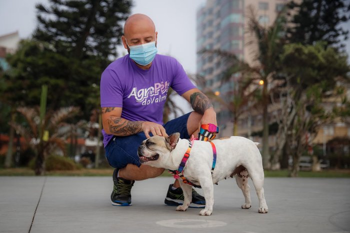 Érico da Silva Lima, tutor da cachorrinha, garante que ela aprendeu por conta própria:
