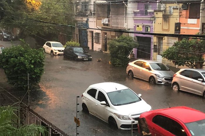 Rua Dezessete de Junho, entre Mucio e Getulio, no Menino Deus, está alagada