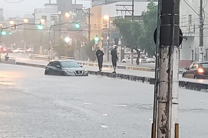 Avenida Erico Verissimo, em Porto Alegre, também registra alagamento