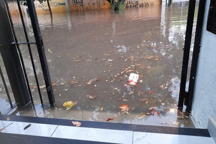 No bairro Santana, chuva chega a invadir prédios