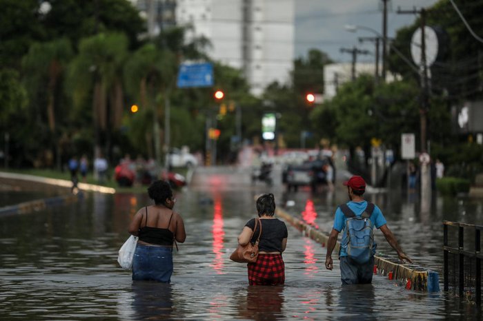Pedestres precisaram caminhar em meio à água