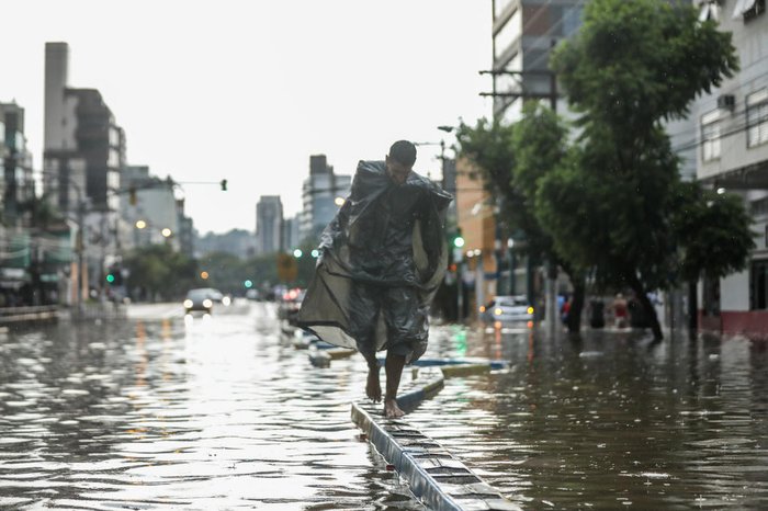 Foi preciso usar a criatividade para se proteger da chuva
