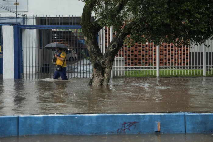 Água invadiu calçadas de Porto Alegre
