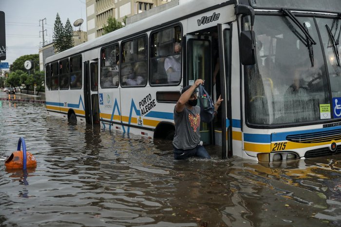 Passageiros tiveram de embarcar e desembarcar dos ônibus com água pela cintura nesta quarta-feira