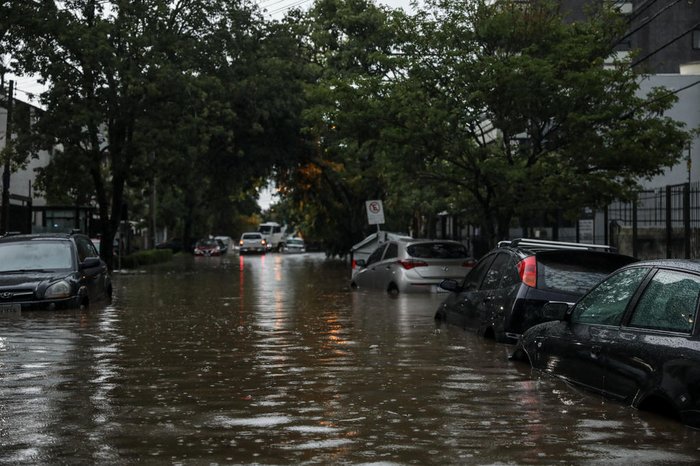Carros ficaram ilhados em diversas ruas da Capital