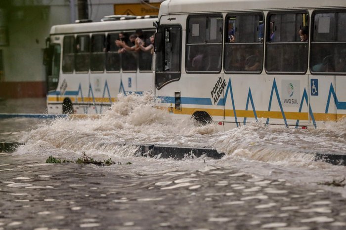 Água formou ondas quando os ônibus passavam