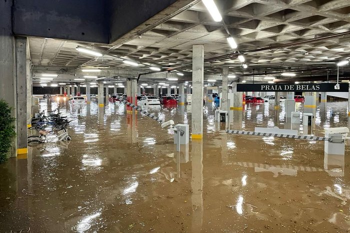 Água invadiu estacionamento de shopping