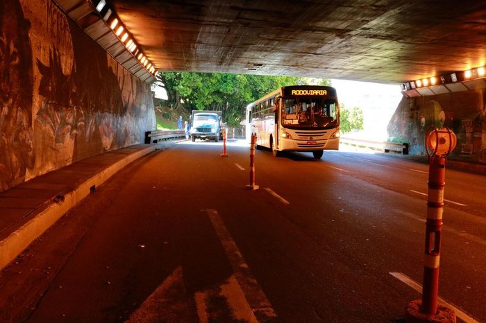 Trânsito fica em meia pista na entrada do túnel, sentido bairro-Centro
