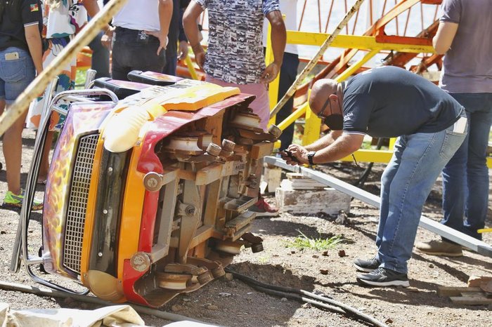 Carrinho de quatro lugares estava no trecho de subida do brinquedo, considerado o mais lento