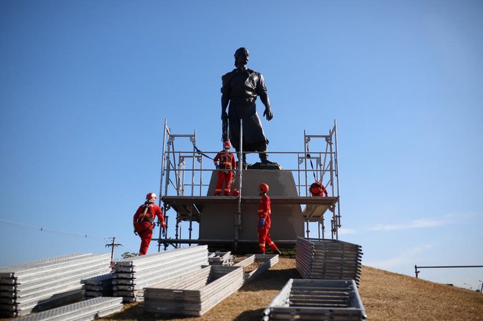 Estátua do Laçador ficou mais de cem dias em restauro e voltou em definitivo nesta quinta (17)