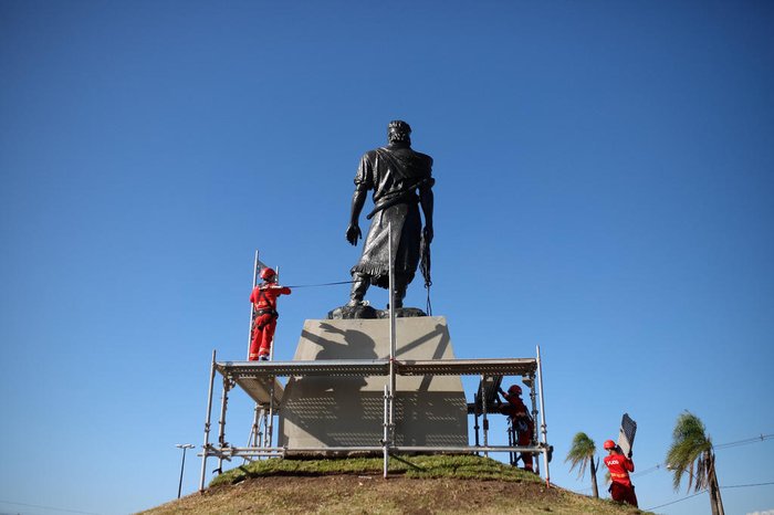Estátua do Laçador ficou mais de cem dias em restauro e voltou em definitivo nesta quinta (17)