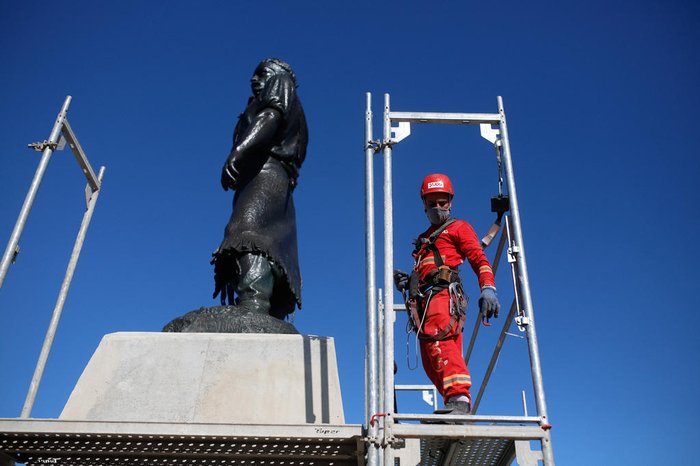 Estátua do Laçador ficou mais de cem dias em restauro e voltou em definitivo nesta quinta (17)
