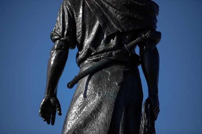 Estátua do Laçador ficou mais de cem dias em restauro e voltou em definitivo nesta quinta (17)