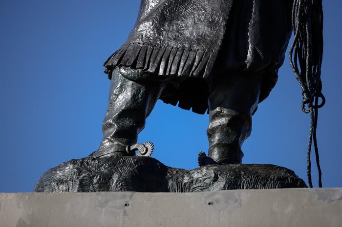 Estátua do Laçador ficou mais de cem dias em restauro e voltou em definitivo nesta quinta (17)