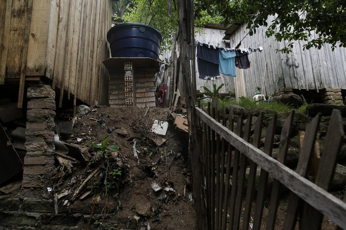 Caixa d'água da casa de Daiane Patrício Pedroso foi colocada por equipes da prefeitura de forma precária