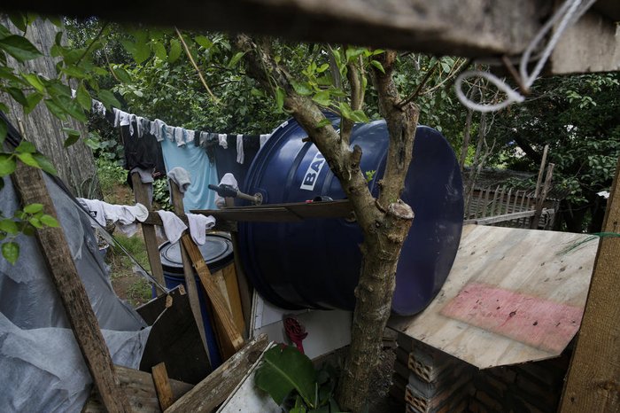 Algumas caixas d'água estão à espera da instalação correta no Morro da Cruz