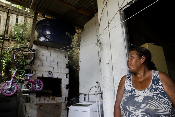Moradora  Jurema Martin dos Santos reclama da colocação da caixa d'água em cima da churrasqueira