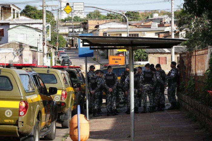 Policiais do Choque da BM ocupam ruas do Santa Tereza