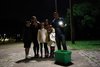Família de Rodrigo Capela da Silva usou a lanterna do celular para passar pelo parque