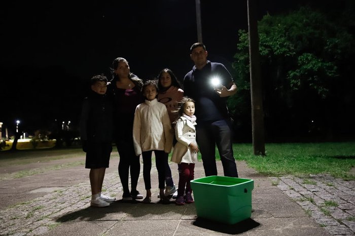 Família de Rodrigo Capela da Silva usou a lanterna do celular para passar pelo parque