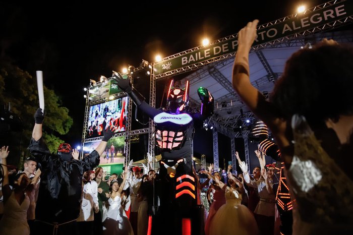 Os robôs de led Roboxx invadiram a pista de dança trazendo música eletrônica e funk para a festa