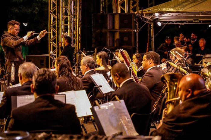 Banda municipal alegrou a noite na redenção