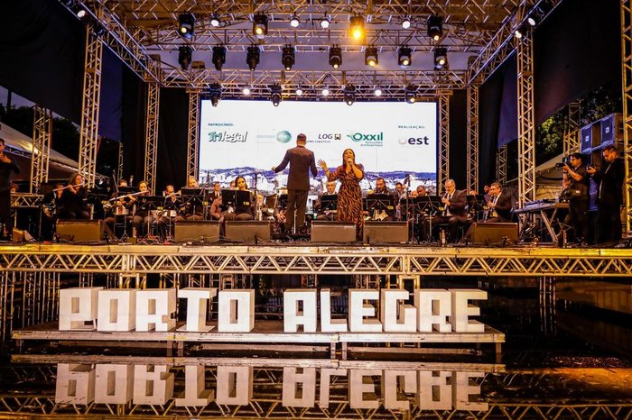 Show de Isabela Fogaça com a Banda Municipal na festa dos 250 anos