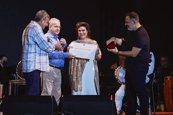 Filha de Elis Regina ganhou das mãos do prefeito Sebastião Melo o título de Cidadã de Porto Alegre