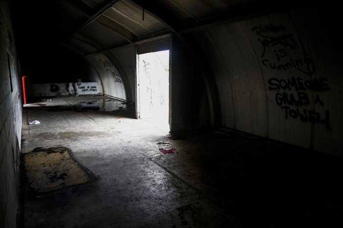 Efeitos do abandono e do passar do tempo são visíveis na estrutura do prédio