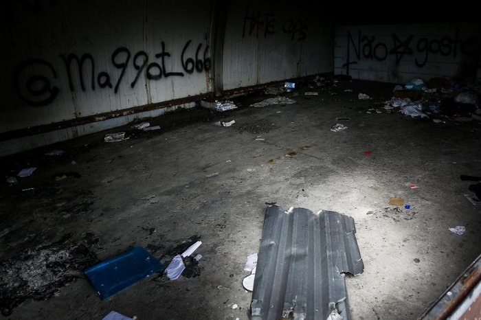 É possível perceber que pessoas estiveram recentemente consumindo drogas e acendendo fogueiras