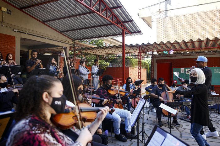 Cecília (de pé) fica na regência da orquestra