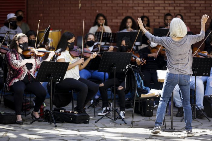 Cecília (de pé) fica na regência da orquestra