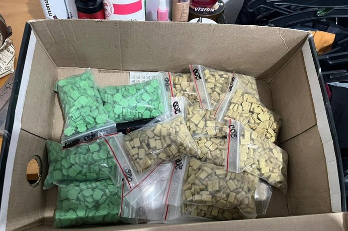 Também foram encontrados aproximadamente 2.500 comprimidos de ecstasy