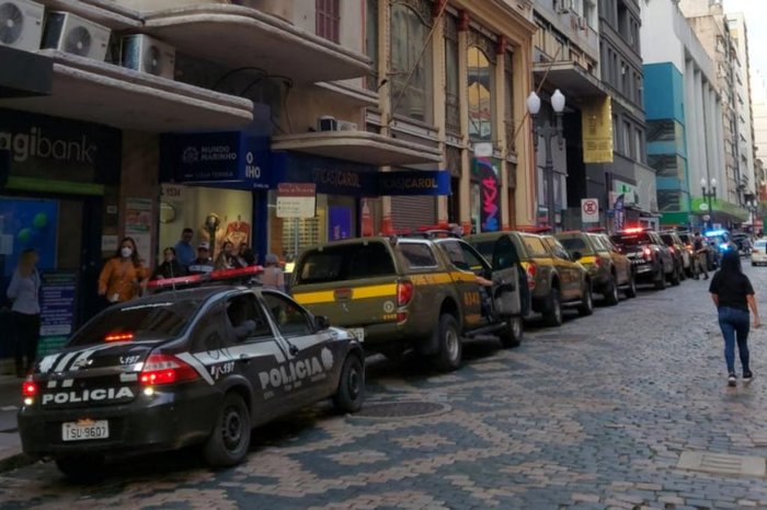 Movimento intenso de viaturas no centro de Porto Alegre chamou atenção nesta tarde
