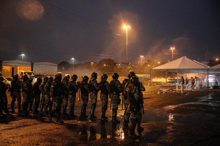 Policiais jogaram bombas de efeito moral para dispersar a multidão