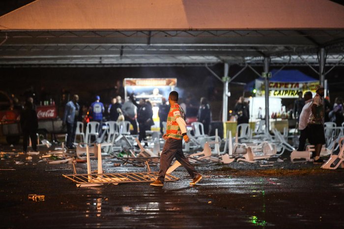 Mesas e cadeiras plásticas foram destruídas na confusão