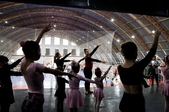 Laura Rocha e Paul Almeida comandam algumas das aulas de balé e jazz