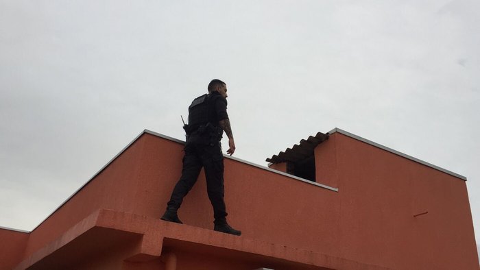 Policial durante cumprimento de mandado em Canoas nesta quinta-feira