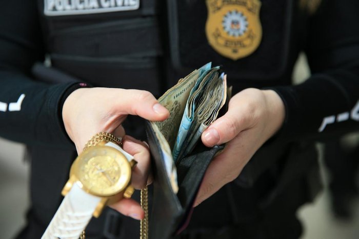 Um relógio e uma carteira com dinheiro também foram encontrados durante a operação