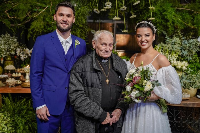 Depois da missa, o avô e padre fez foto com os recém-casados
