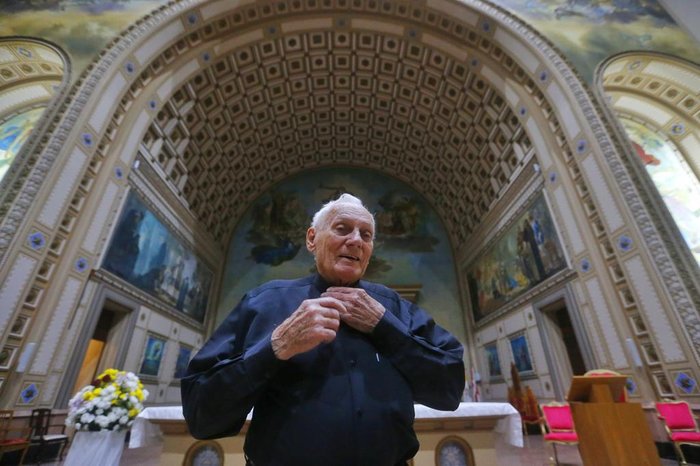 após ficar viúvo, foi autorizado pelo Vaticano a se dedicar ao sacerdócio