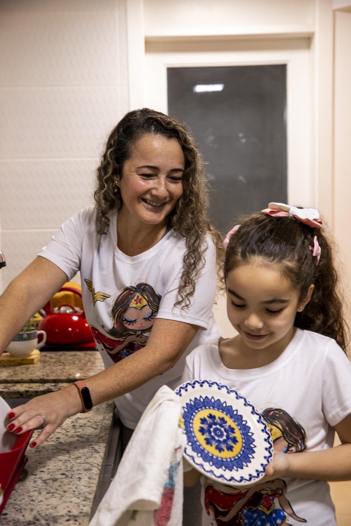 Mariana, de sete anos, gosta de interagir com os seguidores da mãe