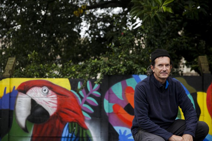 Animais estão sob uma seringueira e ao lado da horta da escola, e foram desenhados pelo artista Alexandre Filiage
