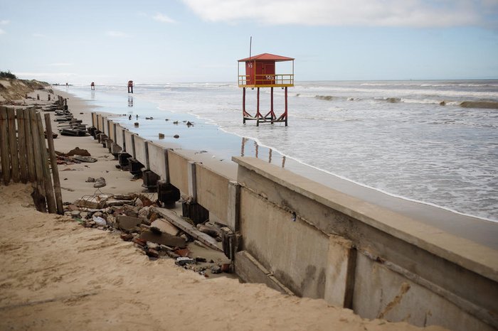 Buracos são vistos no calçadão construído há cerca de quatro anos pela prefeitura
