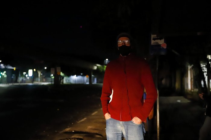 Hector Gijsen, 50 anos, que mora no bairro São Sebastião, e enfrenta a escuridão na Loureiro da SIlva todos os dias